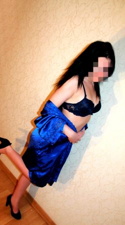 Симпатичная брюнетка приглашает в гости мужчину в Мурманске Симпатичная брюнетка приглашает в гости мужчину в Мурманске